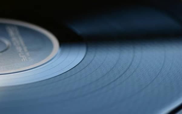 Hemmeligheden bag fremragende lyd: Rengøring af din vinylsamling