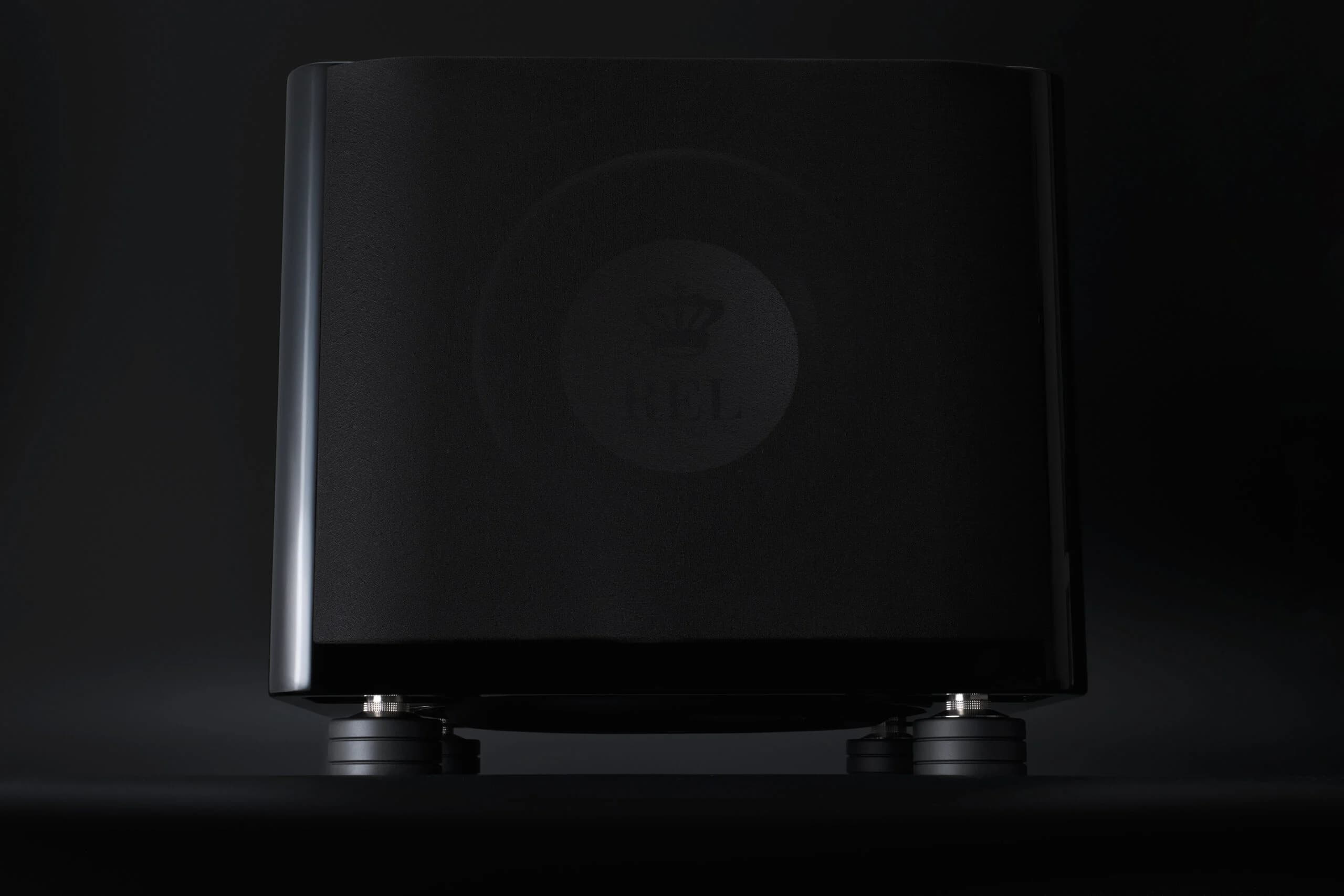 Bør du isolere en REL-subwoofer? Derfor afhænger svaret af dit gulv, ikke din sub
