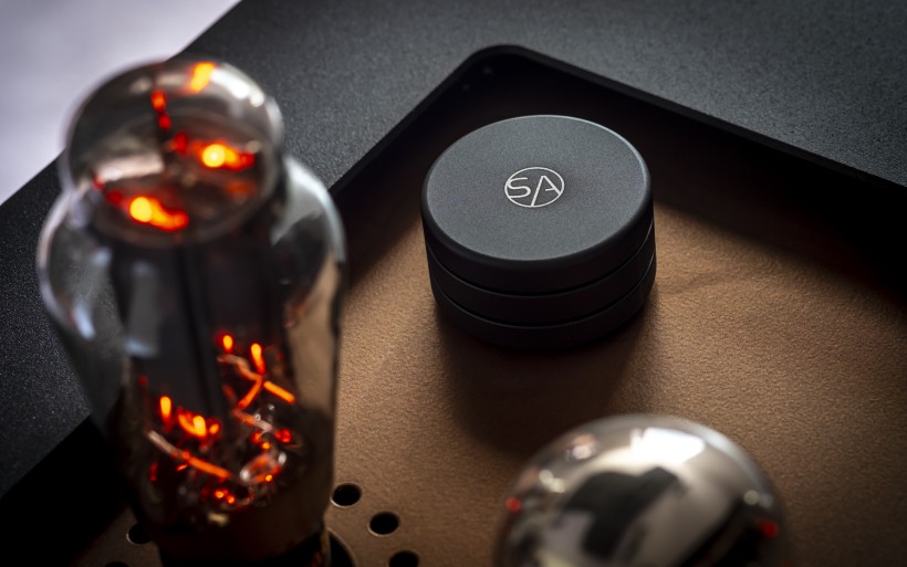 AUVA EQ isolator beside the glowing valves of a tube amplifier